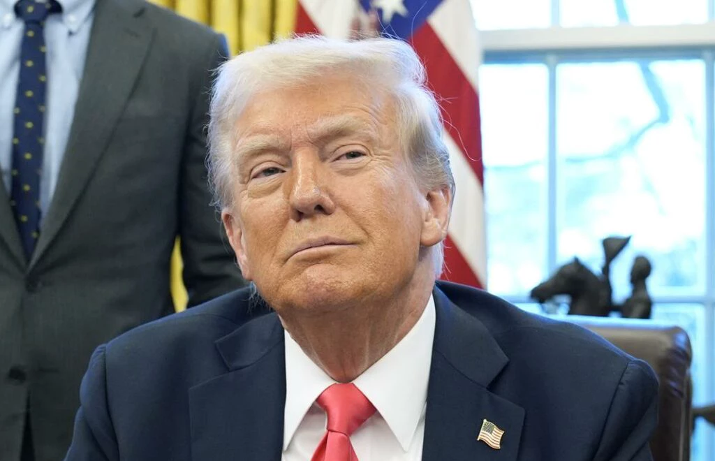 Tarifas recíprocas: Trump isenta smartphones e computadores