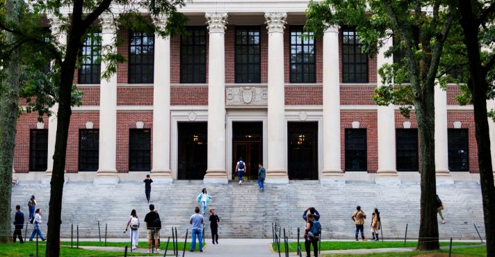 Governo Trump congela US$ 2 bi em verbas para Harvard