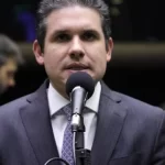 Presidente da Câmara dá carona em avião da FAB a cantor investigado em fraudes