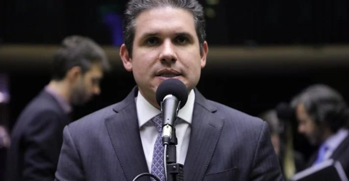 Presidente da Câmara dá carona em avião da FAB a cantor investigado em fraudes