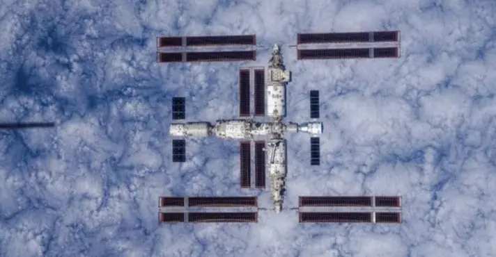 Na disputa pelo espaço, China lança missão tripulada