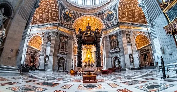 Morte de papa aumenta no Brasil a busca por passagens para a Itália