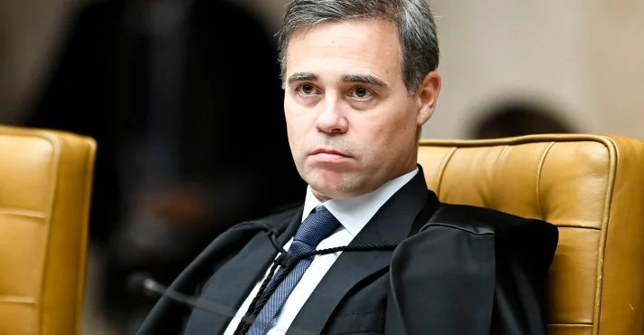 Mendonça contraria Moraes e rejeita quebra ampla de sigilo na internet