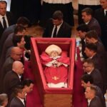 Caixão do papa Francisco será fechado na tarde de sexta (24); veja como funciona o ritual