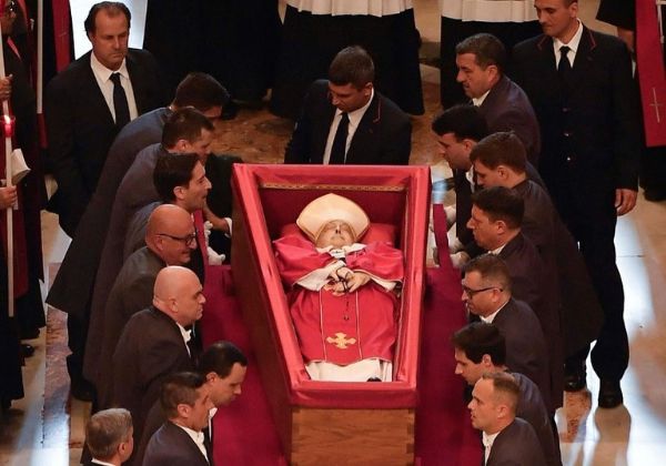 Caixão do papa Francisco será fechado na tarde de sexta (24); veja como funciona o ritual