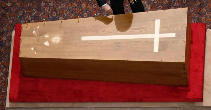 Francisco é sepultado em igreja que abriga o ‘berço’ de Jesus