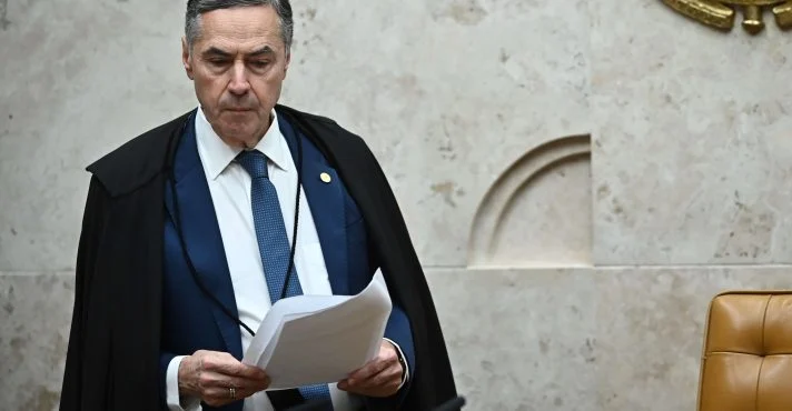 Barroso nega pedido de advogado para afastar Moraes