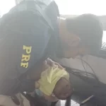 Policial da PRF salva bebê engasgado durante plantão em Feira de Santana
