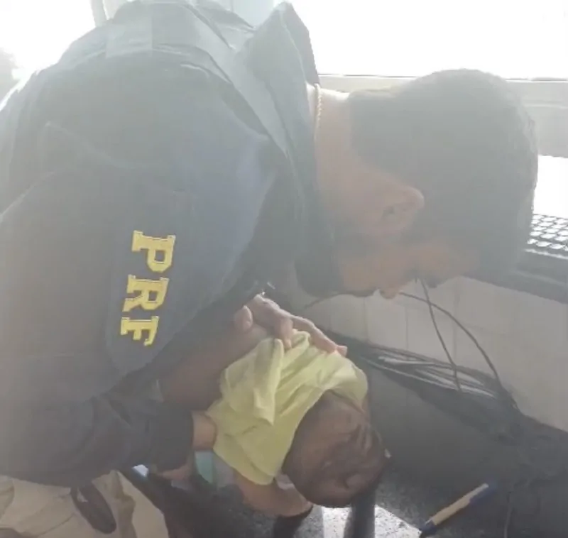 Policial da PRF salva bebê engasgado durante plantão em Feira de Santana