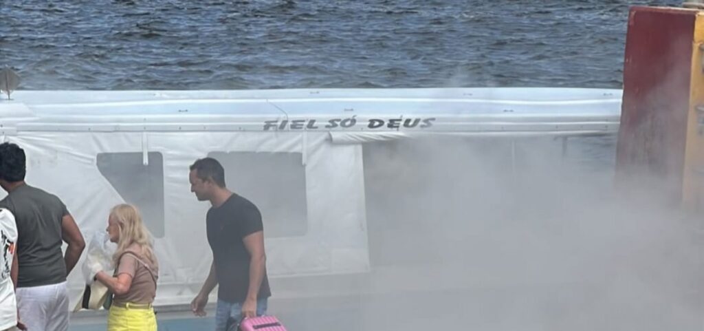 Lancha com 22 passageiros pega fogo entre Valença e Morro de São Paulo