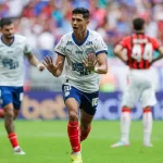 Com um expulso de cada lado, Bahia bate o Vitória na Fonte Nova pelo Brasileirão