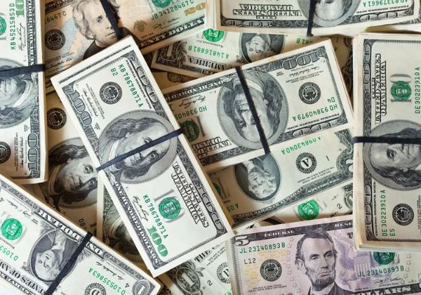 Dólar opera em alta nesta terça-feira (6), com possíveis novos acordos comerciais dos EUA em foco