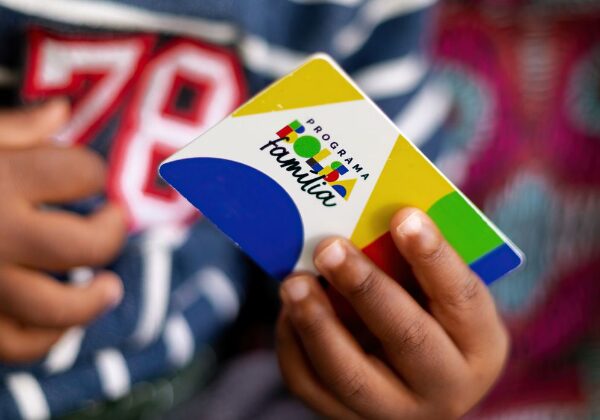 Número de brasileiros inscritos em programas sociais cresceu em 2024, diz IBGE