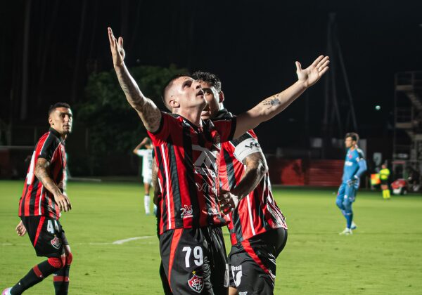 Fim da zica! Vitória volta a vencer com uniforme rubro-negro na Série A após 7 anos
