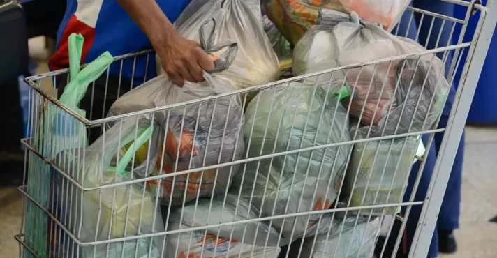 Mais de 70% dos brasileiros não conseguem pagar cesta básica ideal, mostra estudo