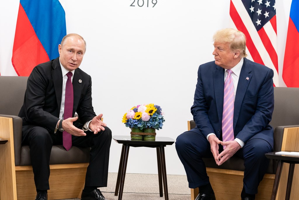 Depois de ligar para Putin, Trump diz que negociações pela paz começam ‘imediatamente’