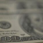 Dólar opera em alta nesta quinta (22), com legislação tributária de Trump em foco