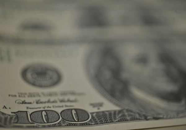 Dólar opera em alta nesta quinta (22), com legislação tributária de Trump em foco