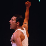Filha secreta de Freddie Mercury é revelada em nova biografia sobre o vocalista do QUEEN