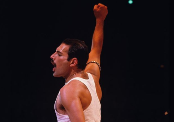 Filha secreta de Freddie Mercury é revelada em nova biografia sobre o vocalista do QUEEN