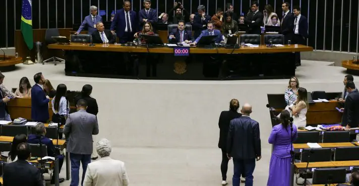 Parlamentares protocolam 20 projetos para derrubar aumento do IOF autorizado por Lula