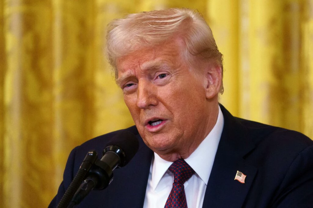 Trump concede perdão de pena a 26 pessoas, incluindo famosos