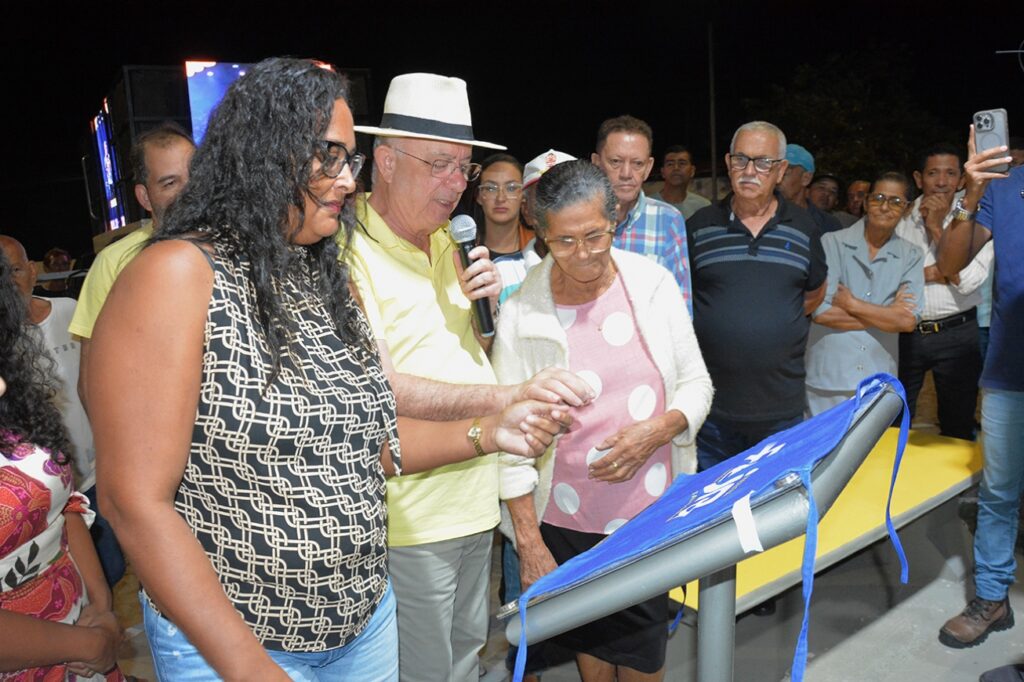 Prefeitura inaugura praça no distrito de Jaíba