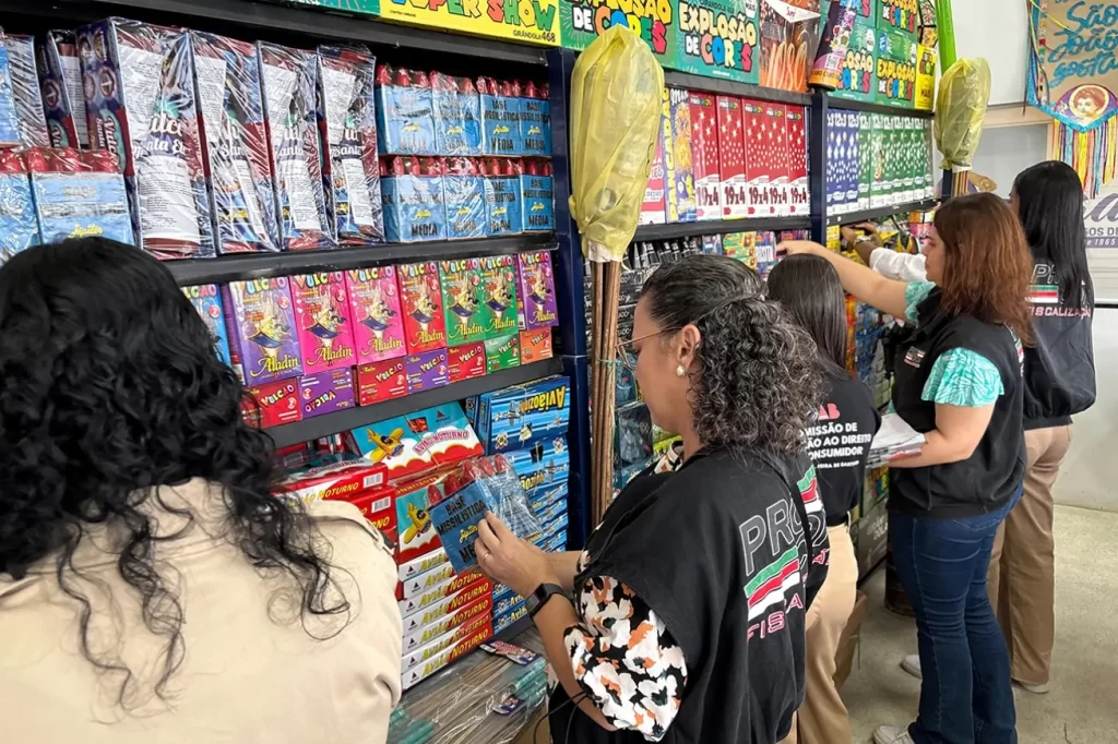 Procon retira 1.927 produtos irregulares de circulação em barracas de fogos durante festas juninas