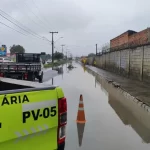 Veículos ficam presos em vala aberta por obra e trecho de rua é interditada no bairro SIM