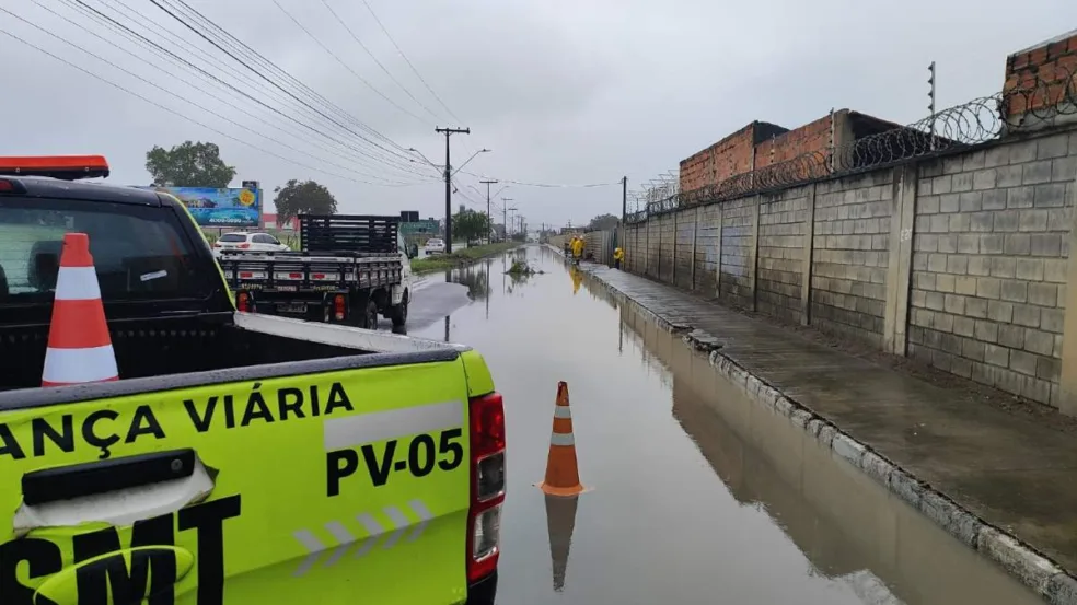 Veículos ficam presos em vala aberta por obra e trecho de rua é interditada no bairro SIM