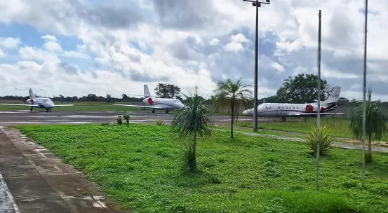 Aeroporto de Feira recebe artistas que agitam o São João no interior da Bahia