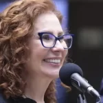 Carla Zambelli anuncia que está fora do país