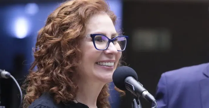 Carla Zambelli anuncia que está fora do país