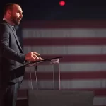 Deputado pede a Motta para que Eduardo Bolsonaro exerça mandato do exterior
