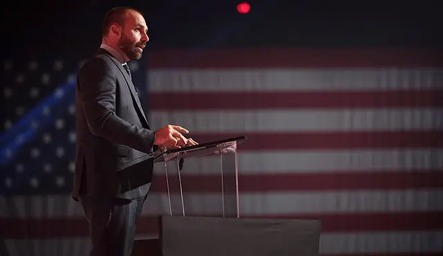 Deputado pede a Motta para que Eduardo Bolsonaro exerça mandato do exterior