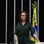 Câmara licencia Carla Zambelli e impede repasse salarial parlamentar