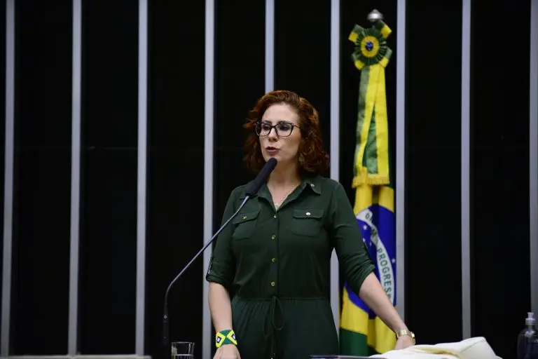 Câmara licencia Carla Zambelli e impede repasse salarial parlamentar