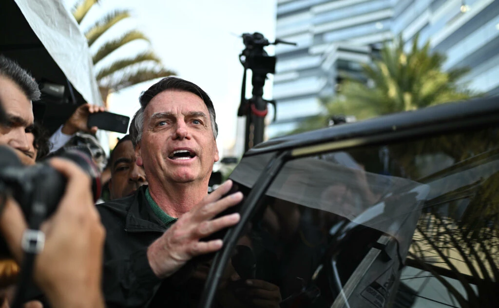 Jair Bolsonaro nega ter falado com Eduardo sobre sanções