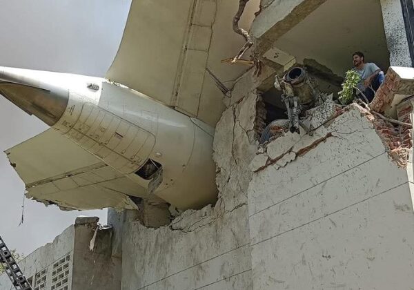 Avião com 242 passageiros cai na Índia logo após decolagem