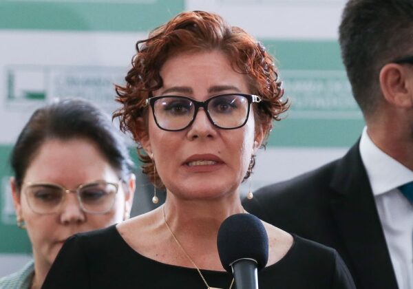 Câmara notifica defesa de Carla Zambelli sobre a cassação do mandato