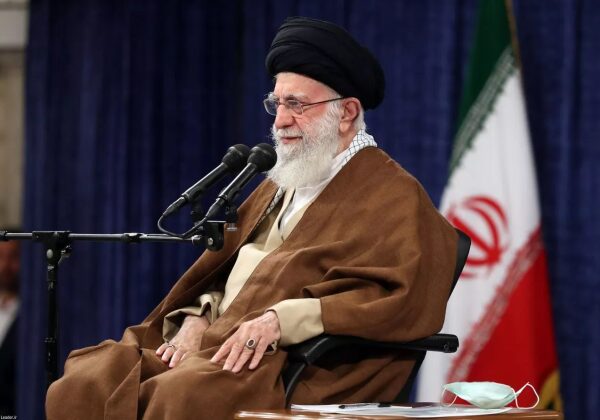 Irã diz que não discutirá fim de seu programa nuclear enquanto estiver sob ataques de Israel