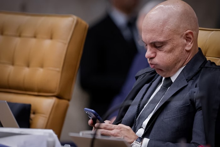 Moraes acha que Bolsonaro acabou com a vida dele, diz Cid em mensagem
