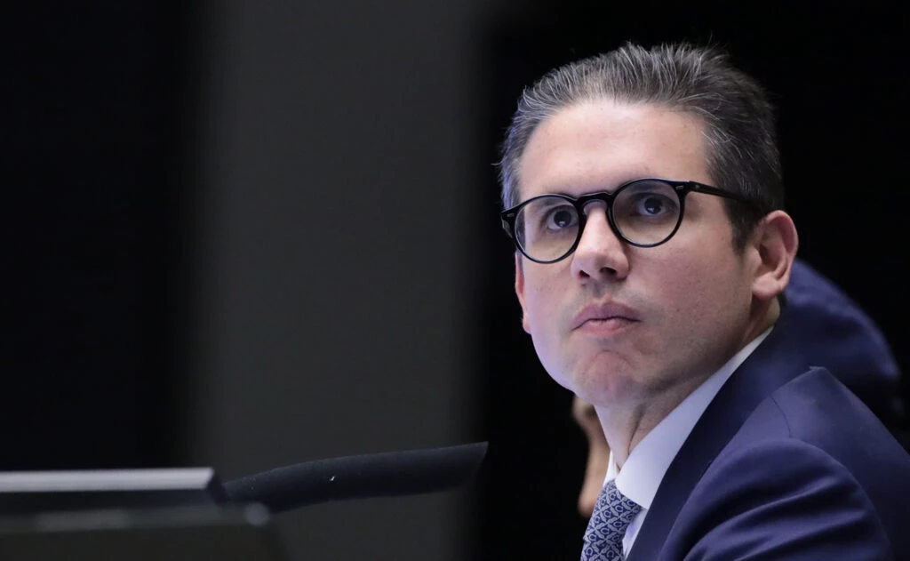 Motta choca governo Lula ao avisar pelas redes que pautou IOF