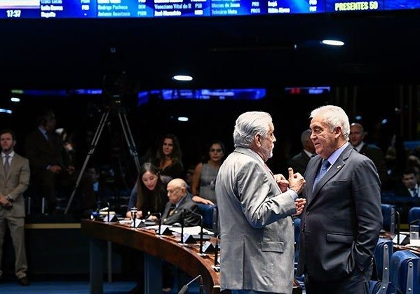 Senadores baianos votam para aumentar a quantidade de deputados na Câmara