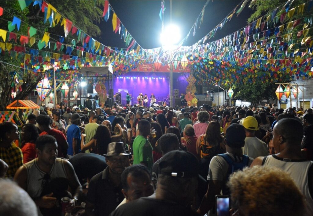 Grande público prestigia primeira noite do Arraiá do Comércio
