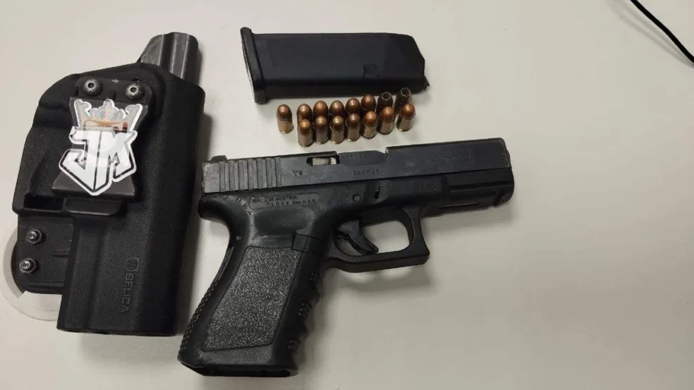 PM apreende arma de fogo e impede tentativa de roubo em Feira de Santana