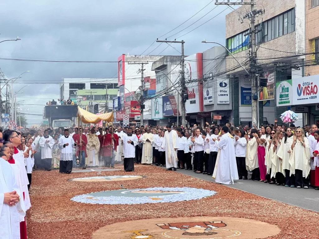 Tradição e fé se encontram na confecção dos tapetes de Corpus Christi em Feira de Santana
