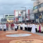 Tradição e fé se encontram na confecção dos tapetes de Corpus Christi em Feira de Santana