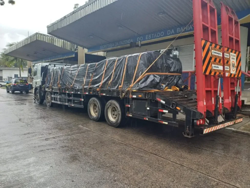 Polícia retém caminhão que transportava carga de cimento sem nota fiscal e com excesso de peso