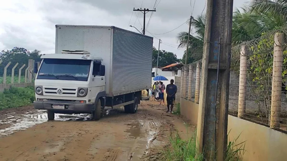Pai e filho morrem eletrocutados por fio de alta tensão em Feira de Santana